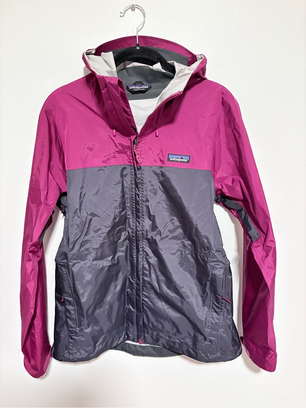 Patagonia Two-Tone Hooded Shell Jacket - Fuchsia & Charcoal size small